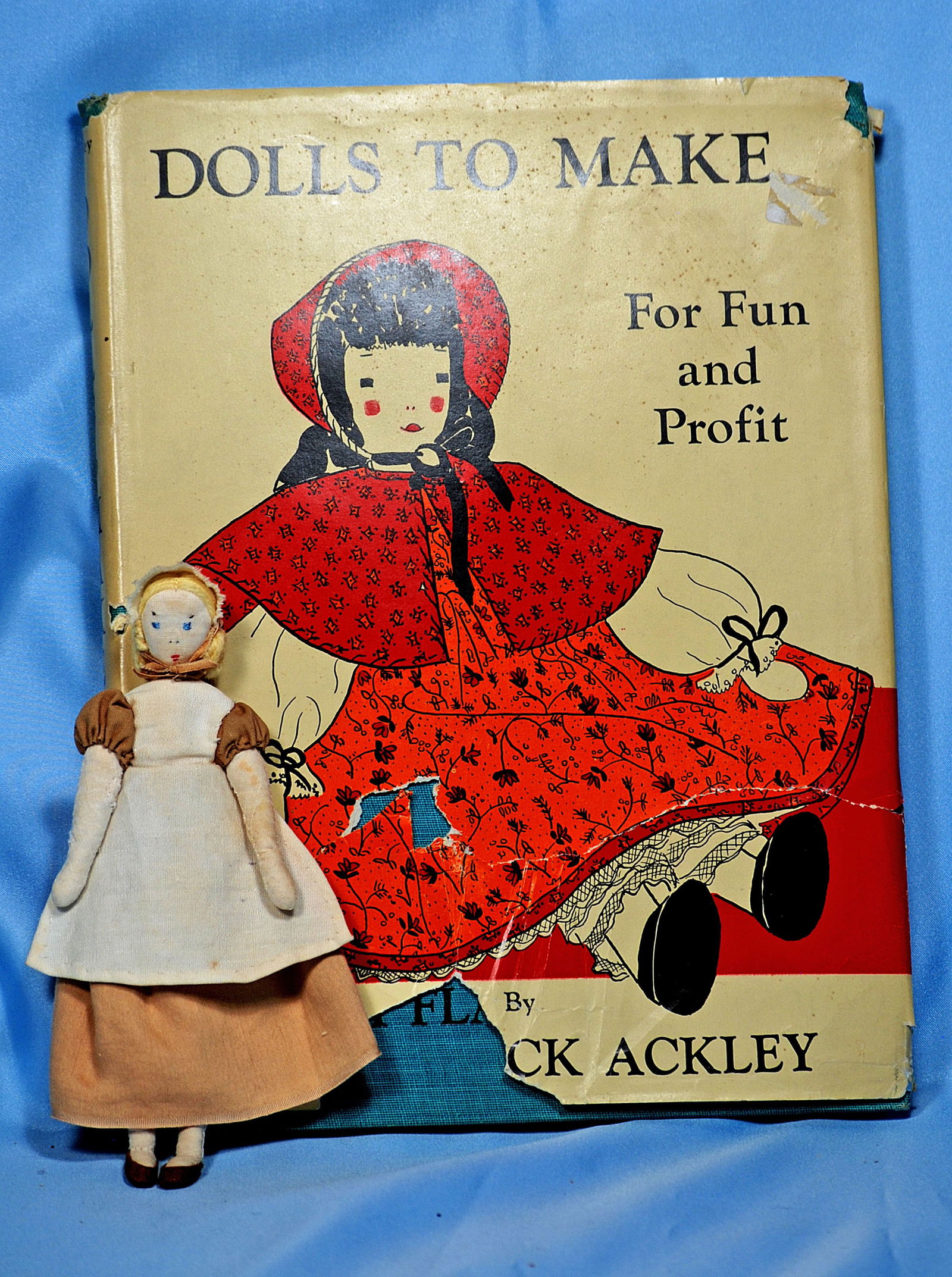 AMERICAN MINIATURE CLOTH DOLL BY EDITH FLACK ACKLEY, PLUS “DOLLS TO MAKE” BOOK. (1 of 1)