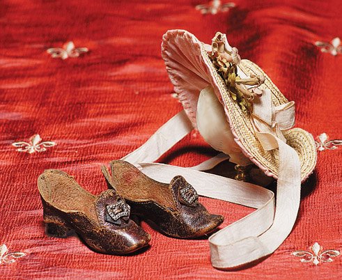 STYLISH STRAW BONNET FOR FRENCH POUPEE. 1 ½” insid: STYLISH STRAW BONNET FOR FRENCH POUPEE. 1 ½” inside cap width. Golden straw bonnet has rounded crown, shaped and upturned brim covered in pale pink shirred silk-satin fabric, pink ribbons, band and