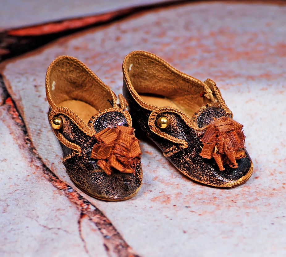 PAIR OF ANTIQUE DOLL SHOES (1 of 1)