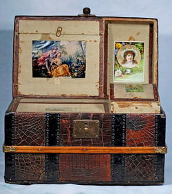 ANTIQUE DOLL TRUNK WITH TROUSSEAU
