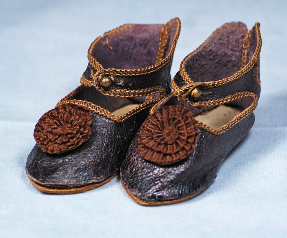 PAIR OF ANTIQUE FRENCH DOLL SHOES (1 of 1)