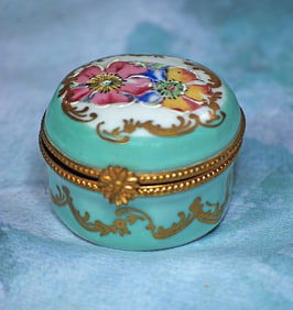 FRENCH PORCELAIN TRINKET BOX BY LIMOGES