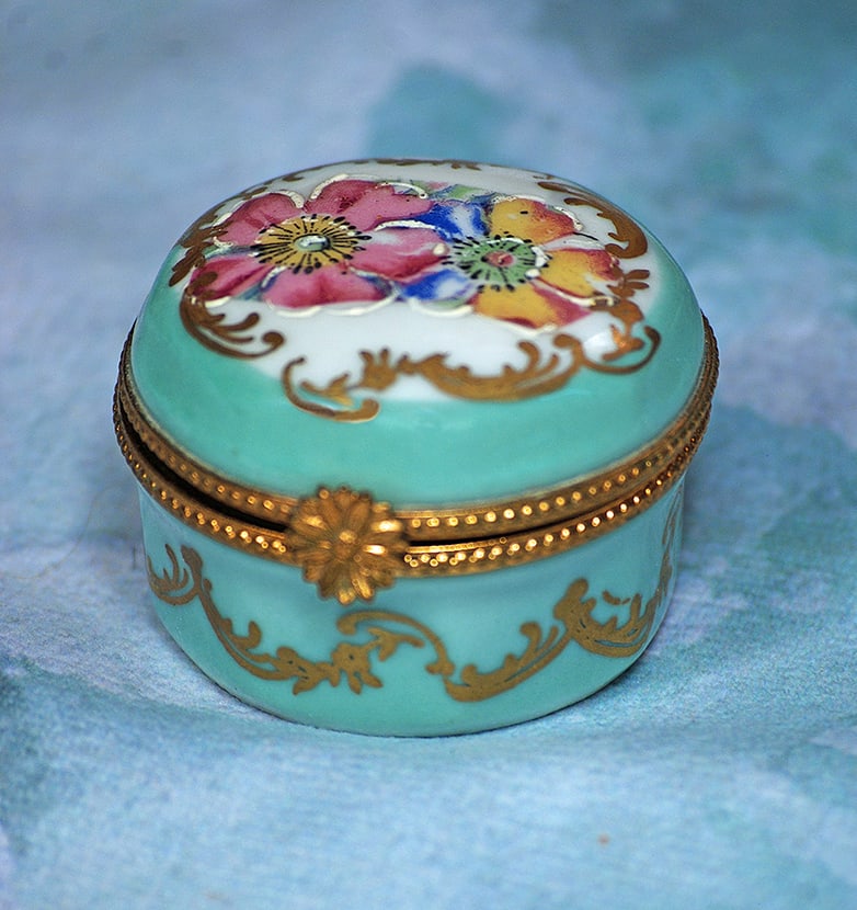 FRENCH PORCELAIN TRINKET BOX BY LIMOGES (1 of 2)