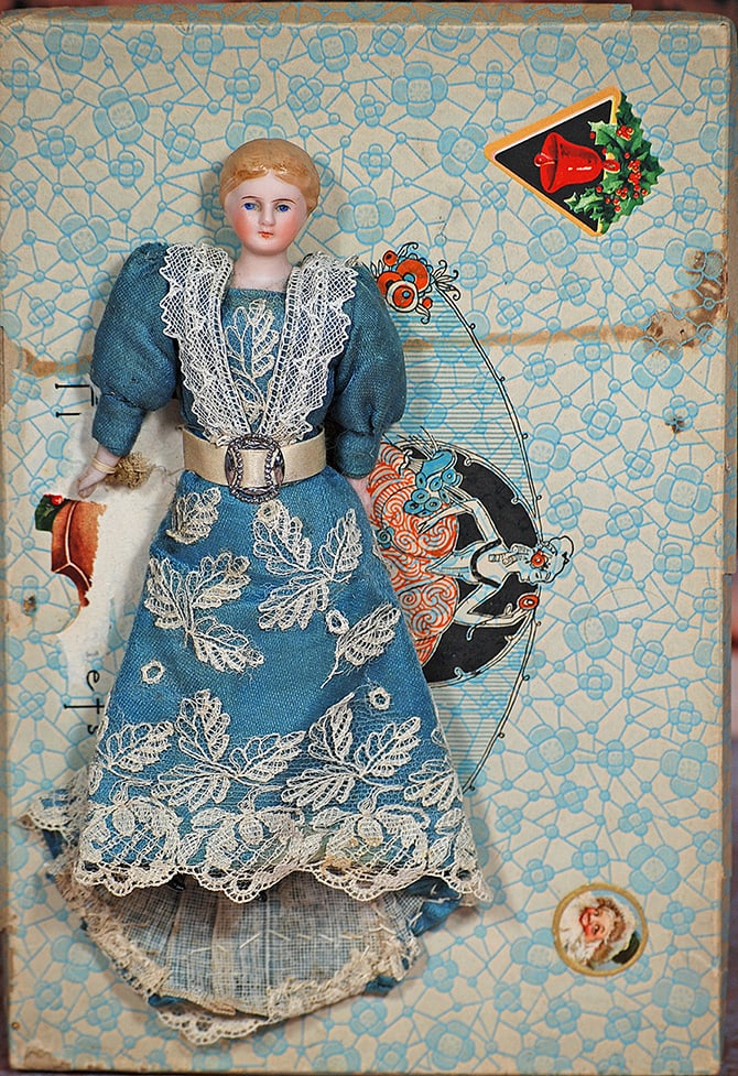 GERMAN BISQUE DOLL HOUSE LADY ON PRESENTATION CARD (1 of 1)