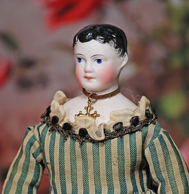 PETITE FRENCH BISQUE POUPEE WITH SCULPTED BLACK HAIR