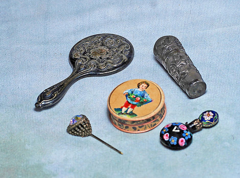 MINIATURE DOLL ACCESSORIES (1 of 1)