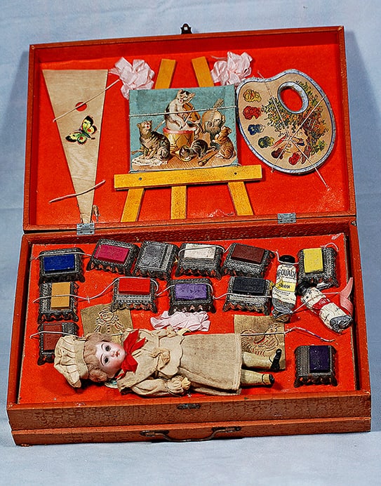GERMAN BISQUE DOLL AS ARTIST IN PRESENTATION BOX: GERMAN BISQUE DOLL AS ARTIST IN PRESENTATION BOX. 12” x 8” x 2 ½” box; 6” doll. Bisque socket head doll with glass eyes, painted lashes, tapered brows, open mouth, upper t