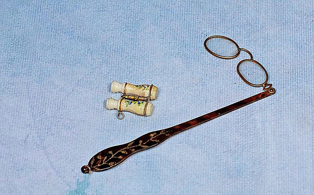 FAUX-TORTOISE LORGNETTE FOR POUPEE AND PAIR OF MINIATURE OPERA GLASSES: FAUX-TORTOISE LORGNETTE FOR POUPEE AND PAIR OF MINIATURE OPERA GLASSES. Lorgnette has 4” length handle; 1 ¾” gilt metal frame. A faux-tortoise celluloid urn-shaped handle with painted