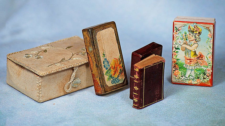 COLLECTION OF MINIATURE DOLL ACCESSORIES (1 of 1)