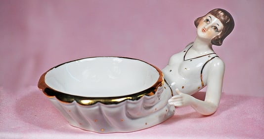 GERMAN PORCELAIN FLAPPER LADY AS CANDY DISH