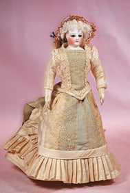 PETITE FRENCH BISQUE POUPEE