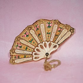 ANTIQUE MINIATURE FAN WITH PAINTED DECORATIONS FOR POUPEE