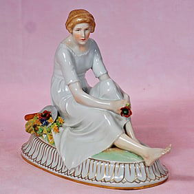 GERMAN PORCELAIN FIGURINE OF BAREFOOT LADY
