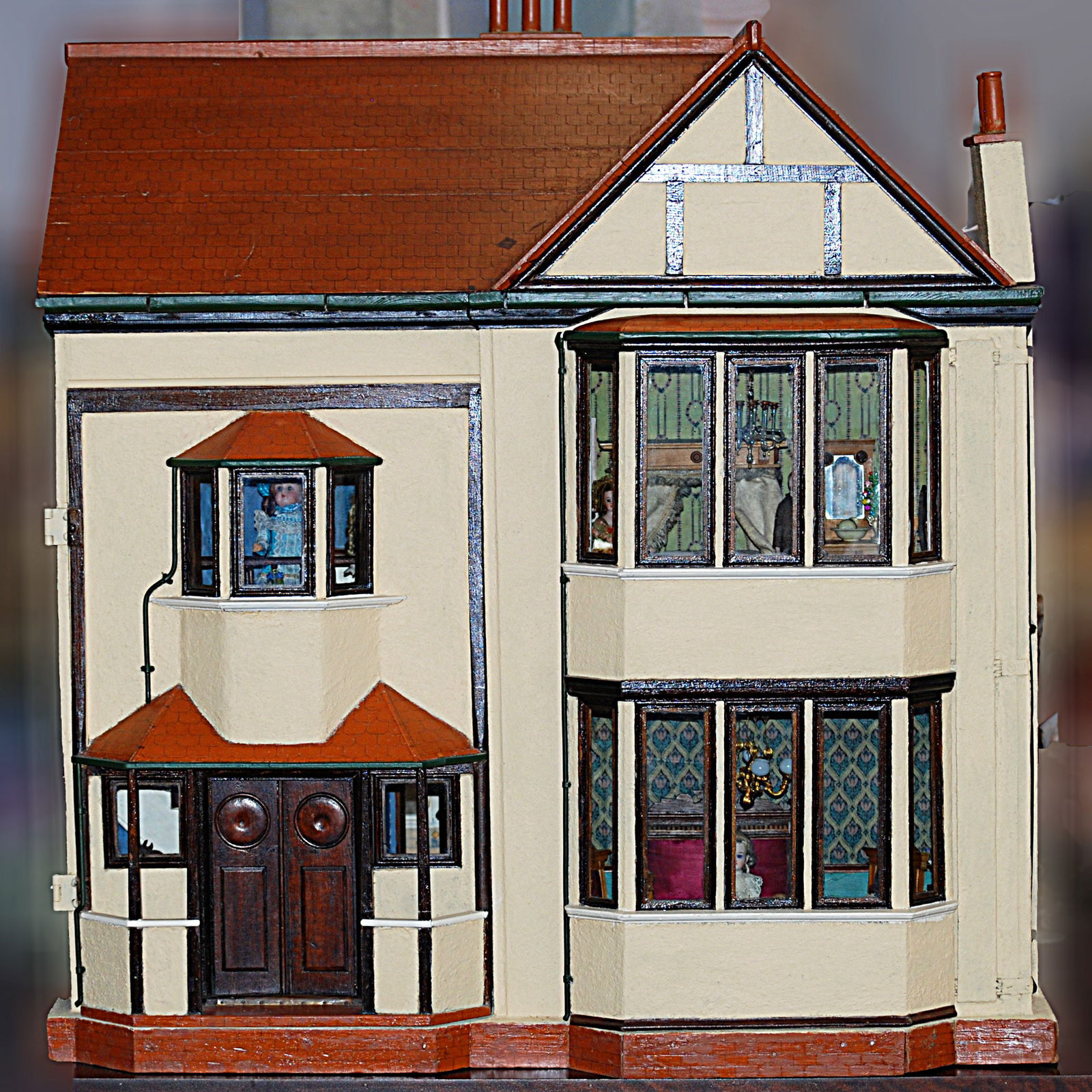 ENGLISH DOLLHOUSE, CIRCA 1910, FULLY FURNISHED