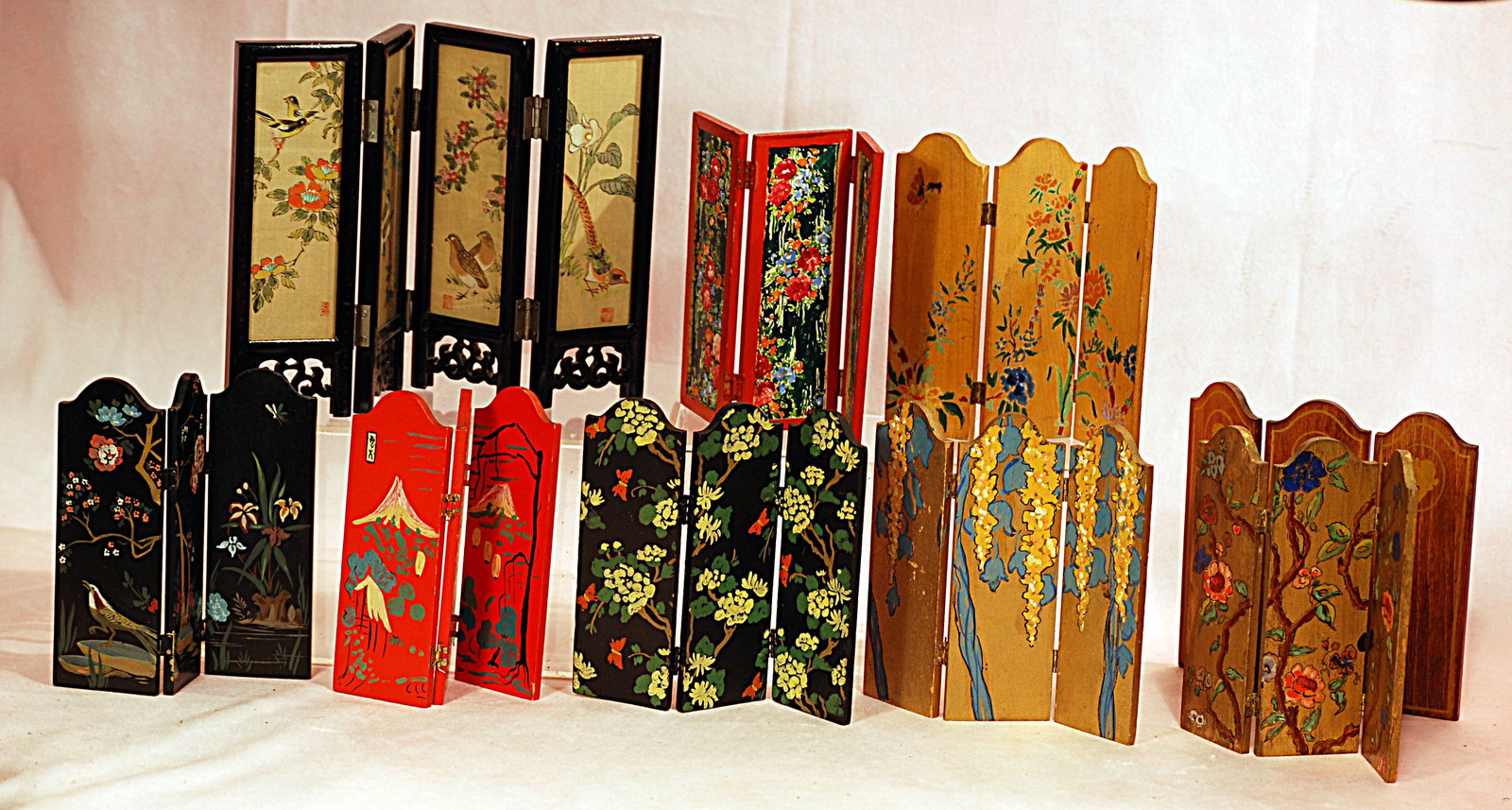 NINE ASSORTED MINIATURE DOLLHOUSE SCREENS. (1 of 1)