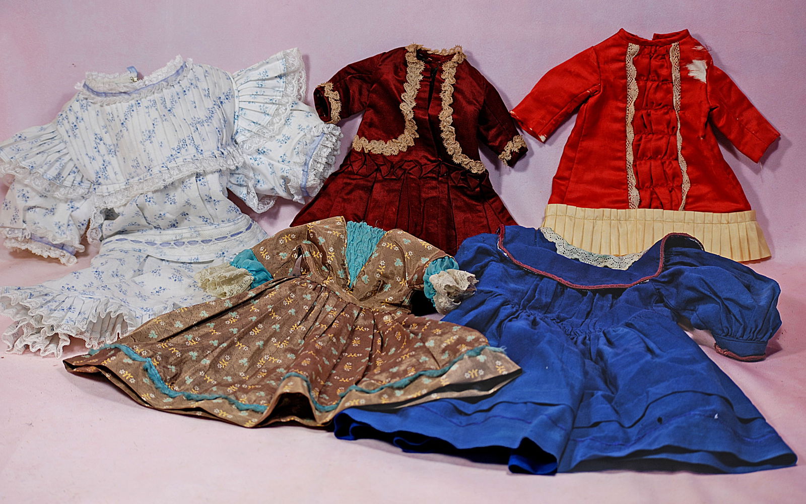 ASSORTED DOLL CLOTHES. (1 of 1)