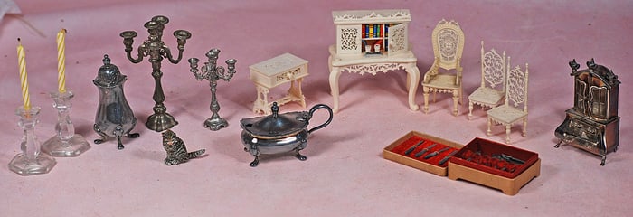 GROUP OF DOLLHOUSE FURNISHINGS