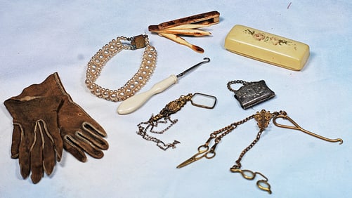 MINIATURE ACCESSORY ITEMS FOR POUPEE OR BEBE