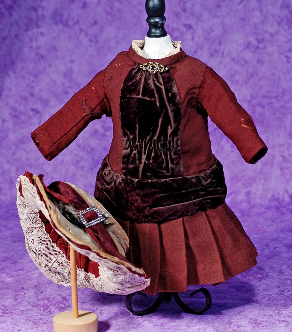 SILK AND VELVET BEBE DRESS WITH MATCHING BONNET. (1 of 1)