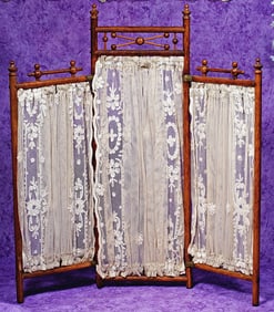 MAPLE WOOD AND LACE FOLDING SCREEN.