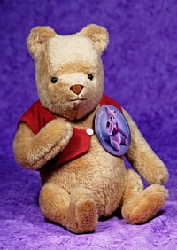 R. JOHN WRIGHT CLASSIC WINNINE THE POOH WITH PIN.13". Light brown mohair, protruding snout, chubby