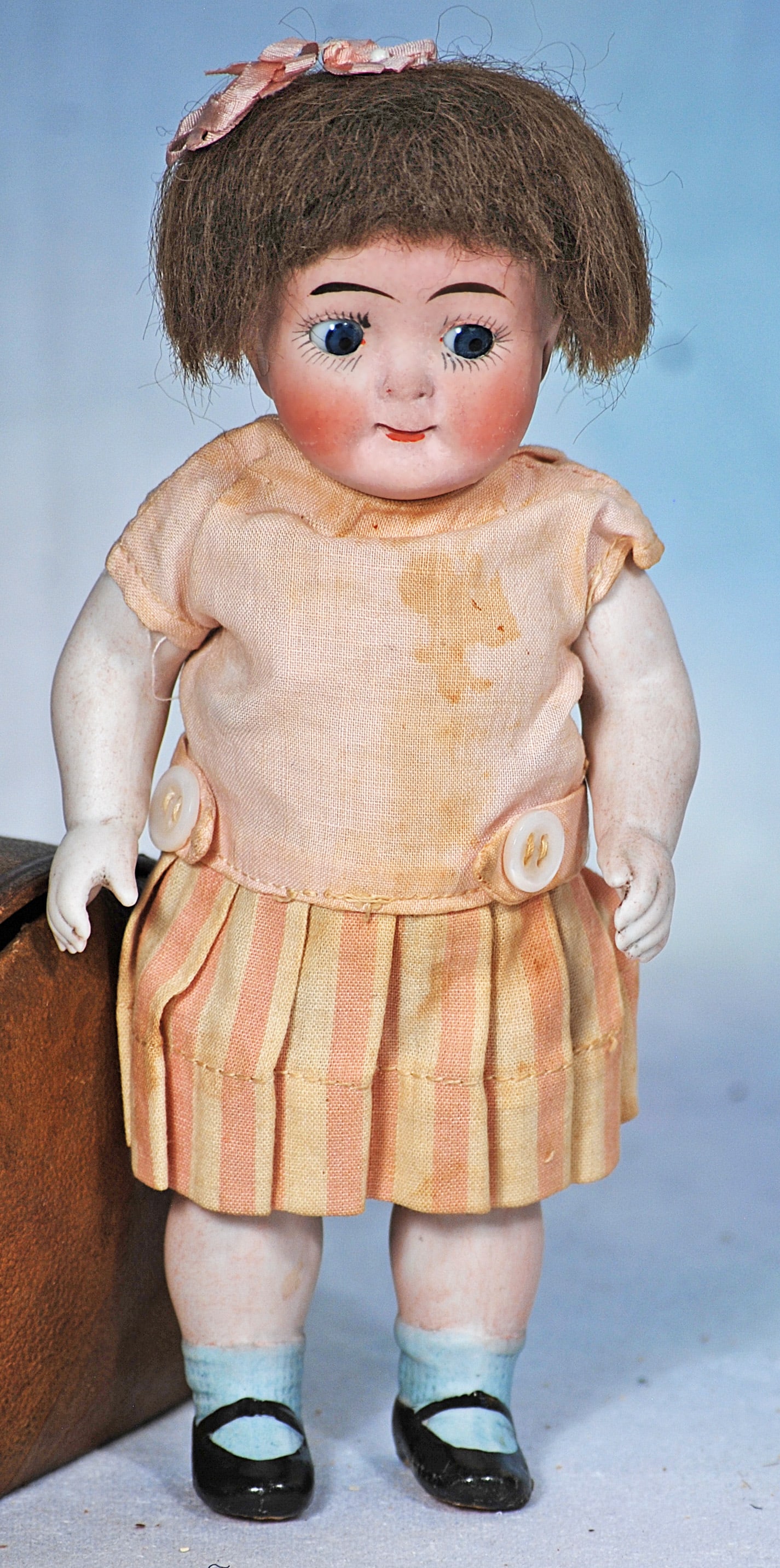 GERMAN ALL-BISQUE GOOGLY, MODEL 217: 33. GERMAN ALL-BISQUE GOOGLY, MODEL 217. 7”. All-bisque toddler, jointed at shoulders and hips, stationary blue side-glancing eyes, painted lashes, tapered brows, closed mouth, painted blue sock