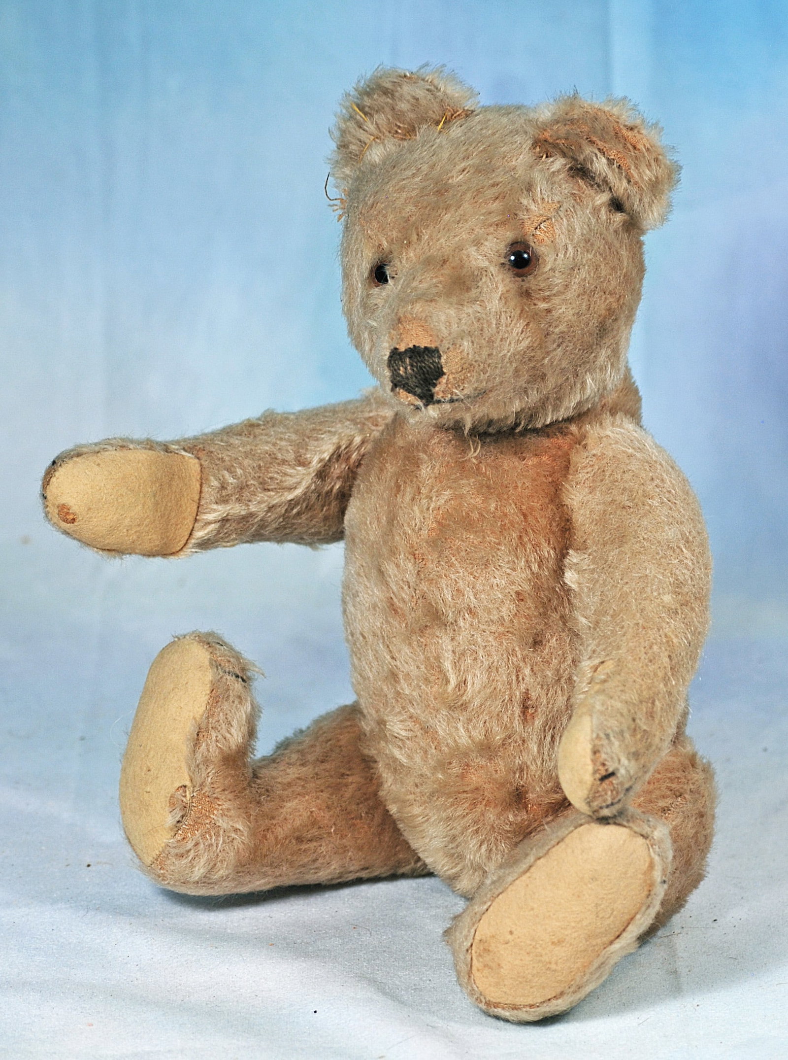 ANTIQUE MOHAIR TEDDY BEAR. (1 of 1)