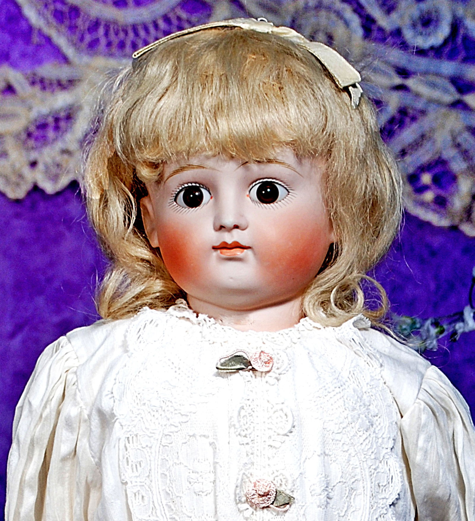 EARLY GERMAN BISQUE CLOSED MOUTH DOLL BY KESTNER. (1 of 2)