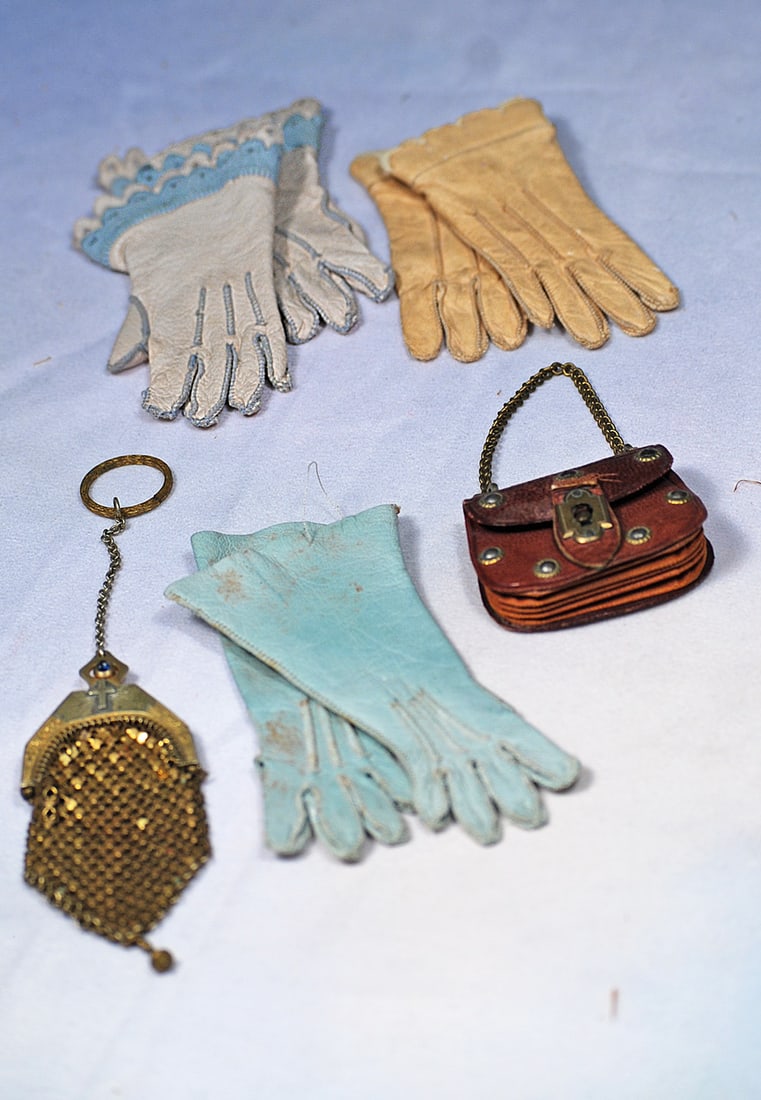ASSORTED DOLL GLOVES AND PURSES