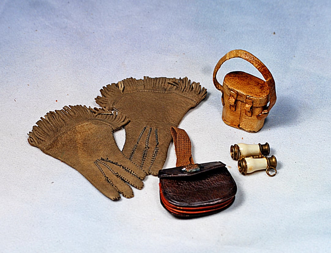 MINIATURE ACCESSORIES FOR POUPEE: 1” pair of bone opera glasses in original carrying case; plus 1 ½” leather purse with envelope style red interior, carrying strap, crown emblem on front flap; 3” pair of brown