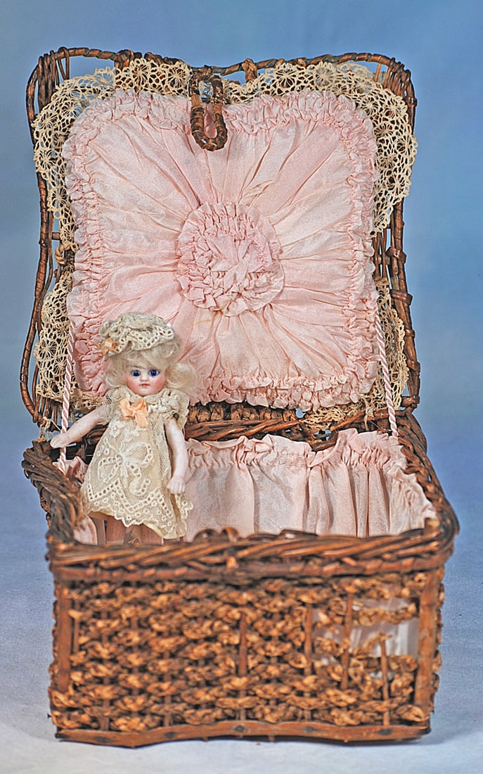 TINY BISQUE MIGNONETTE WITH WICKER BASKET - 2