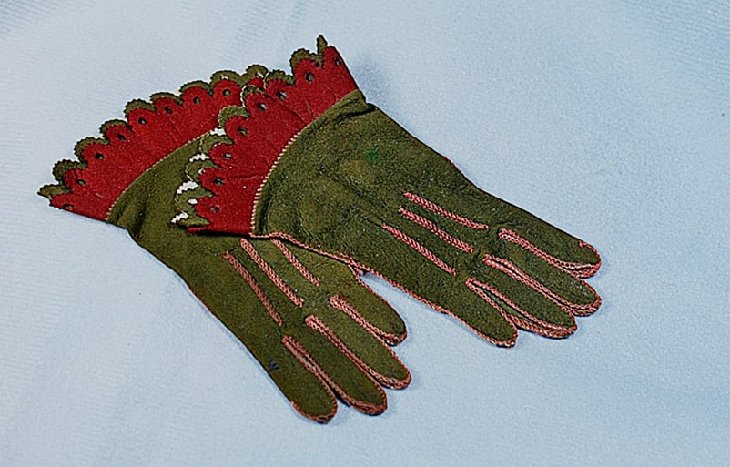 FRENCH KIDSKIN GLOVES IN RARE COLOR: 3 ½”. Softest dark olive green kidskin gloves with stitching detail and scalloped burgundy wrist trim.