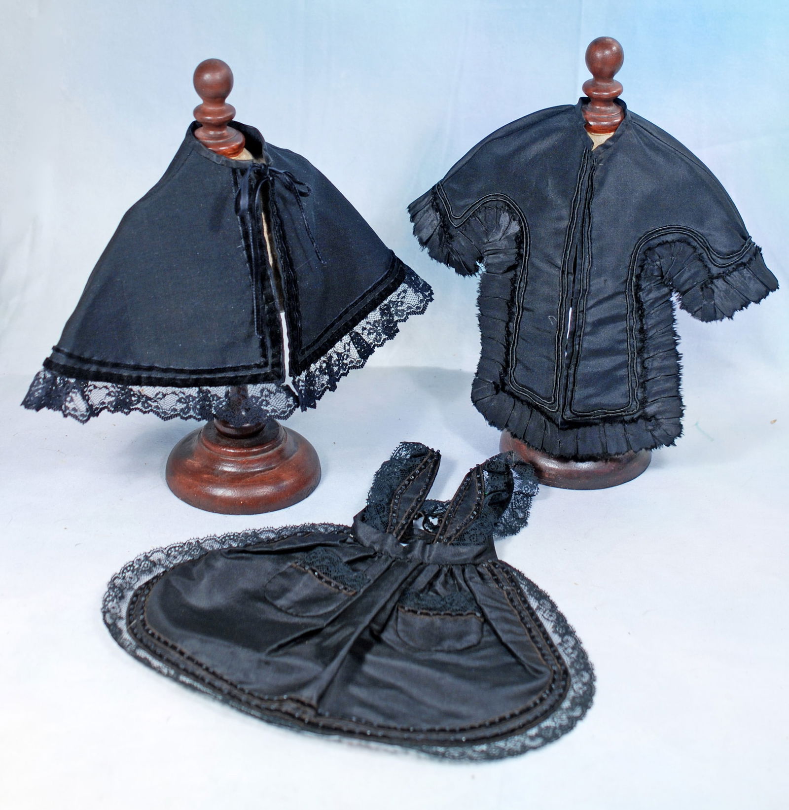 BLACK SILK CAPES AND APRON FOR POUPEE (1 of 1)