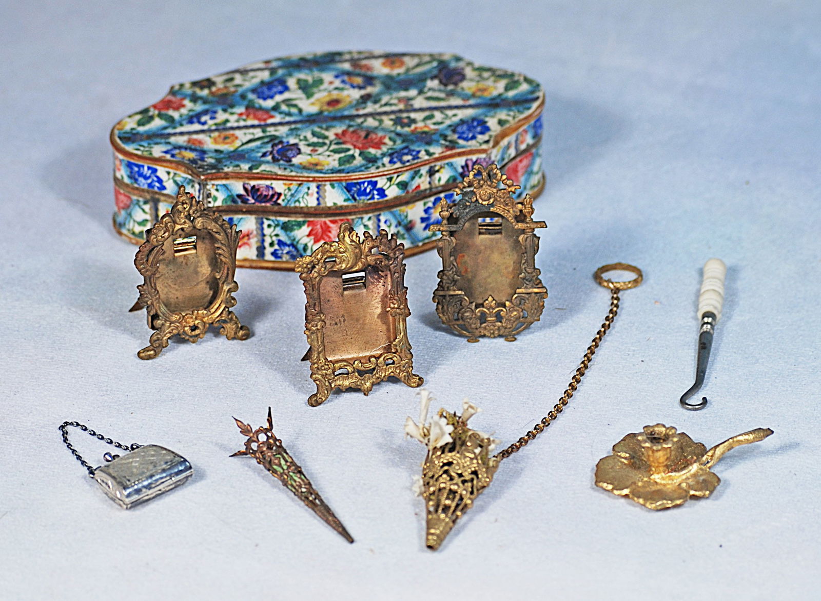 MINIATURE DOLL ACCESSORIES. (1 of 1)