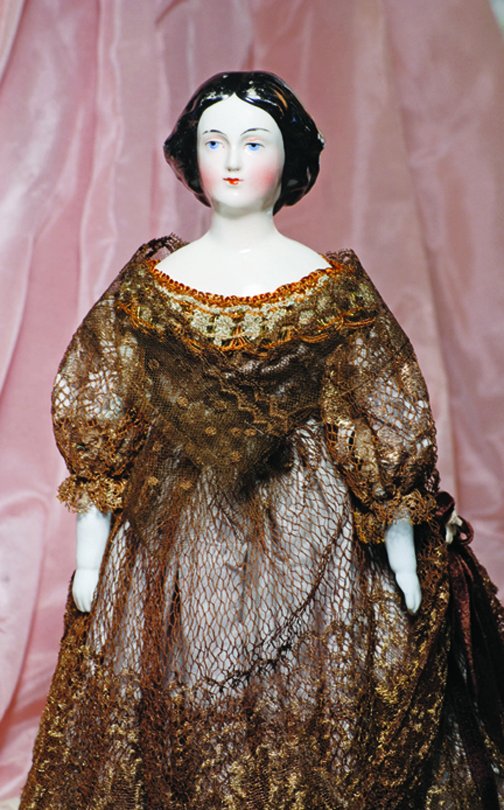 CHINA PORTRAIT LADY KNOWN AS “JENNY LIND”. 16”.: CHINA PORTRAIT LADY KNOWN AS “JENNY LIND”. 16”. Porcelain shoulderhead with slight pink-tinted complexion, oval face, slender throat, sculpted black hair with center part, waved away from face t