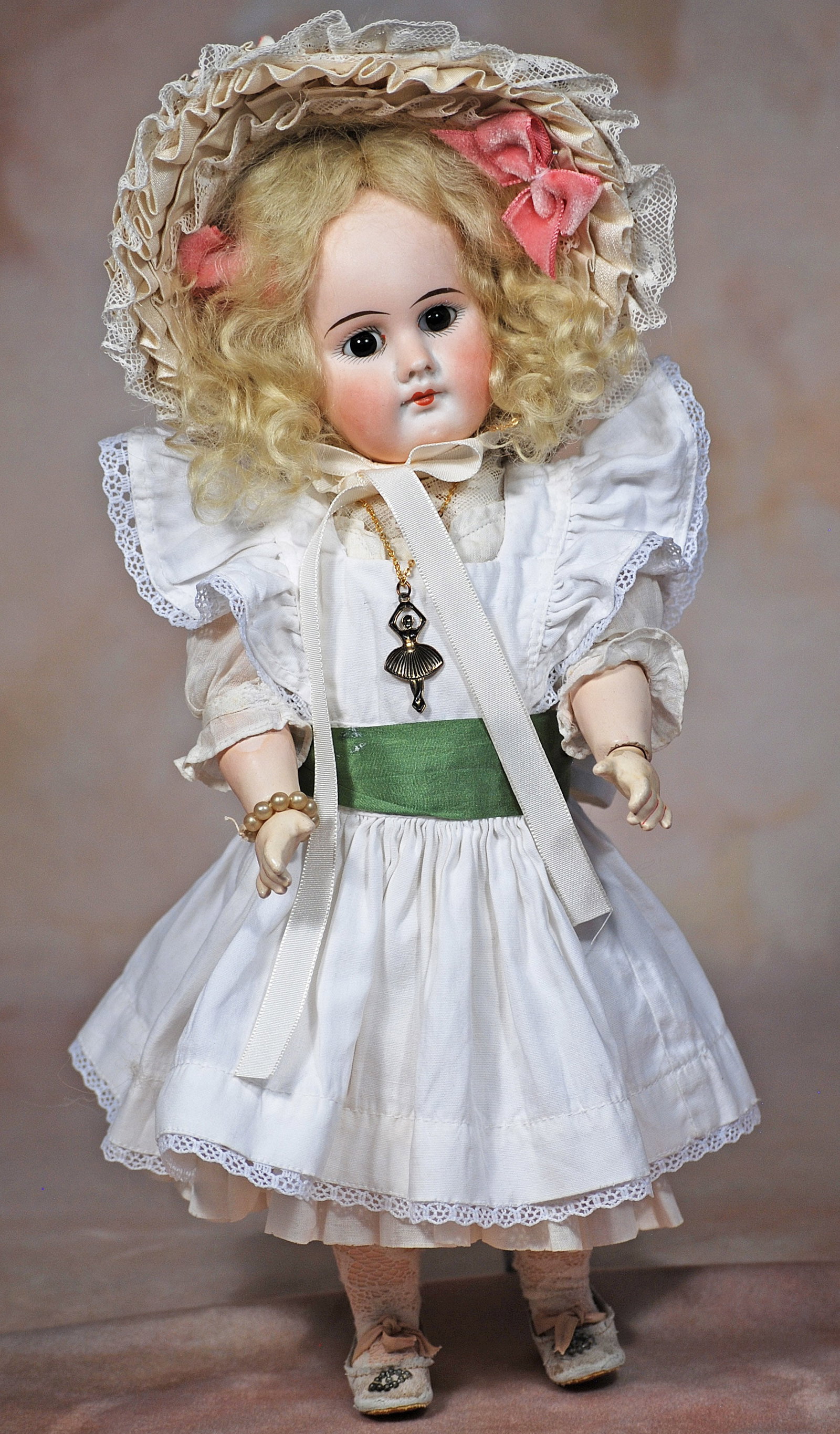 GERMAN BISQUE CLOSED-MOUTH DOLL. . (1 of 1)