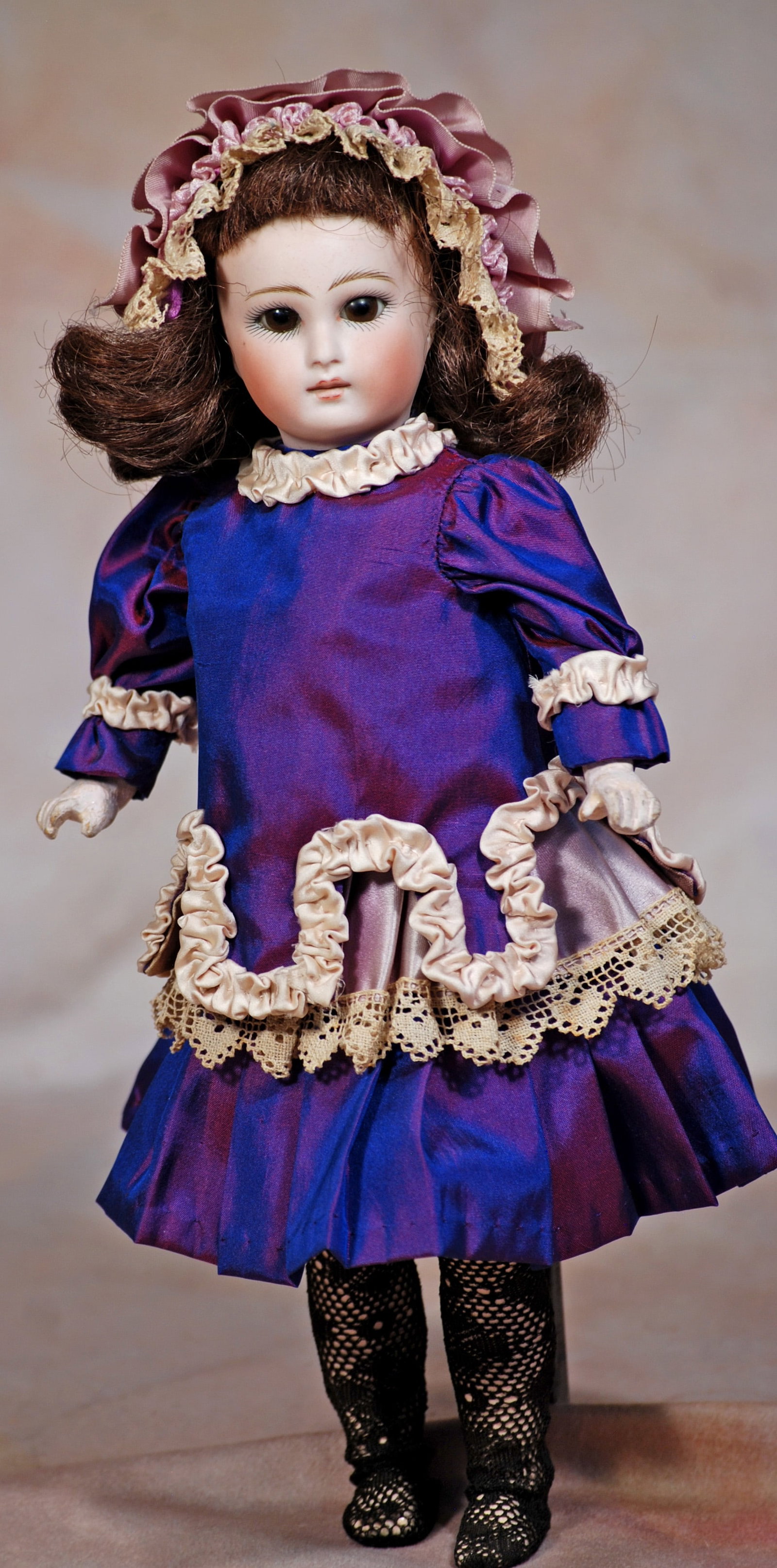 PETITE BISQUE SONNEBERG, CLOSED MOUTH DOLL (1 of 2)