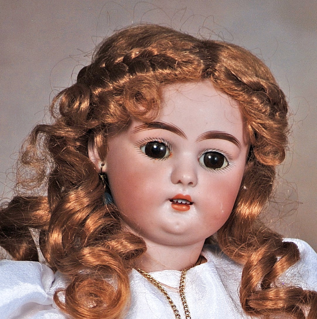 GERMAN BISQUE DOLL BY SIMON AND HALBIG. (1 of 2)
