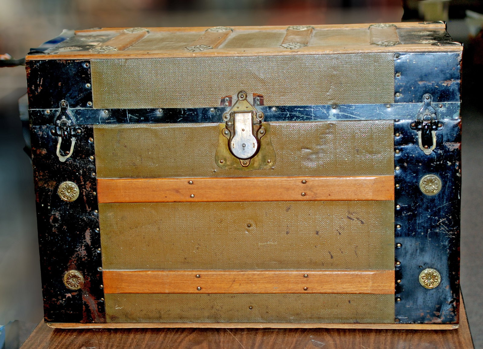 VICTORIAN ERA DOLL TRUNK. (1 of 2)