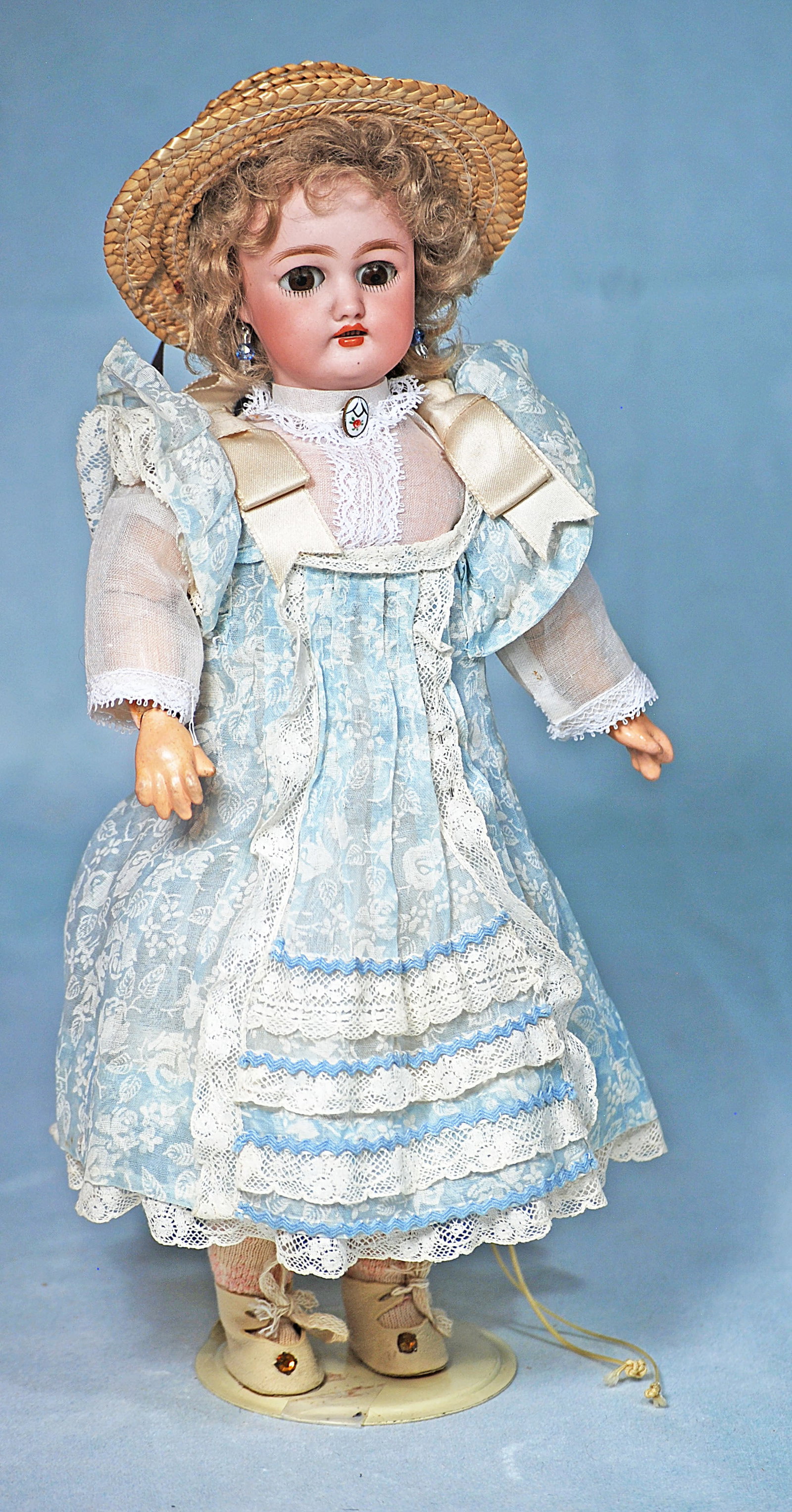 PETITE SIMON AND HALBIG 1079 CHILD WITH MAMA-PAPA CRIER.: 129. PETITE SIMON AND HALBIG 1079 CHILD WITH MAMA-PAPA CRIER. 11”. Marks: S & H 1079 Dep. Bisque swivel head on bisque shoulderplate, brown sleep eyes, applied upper lashes, painted lower
