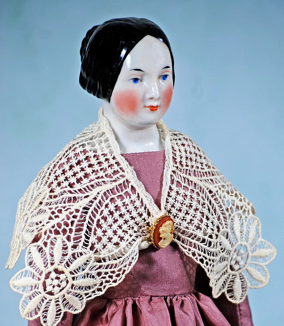 GERMAN PORCELAIN LADY WITH BRAIDED CHIGNON