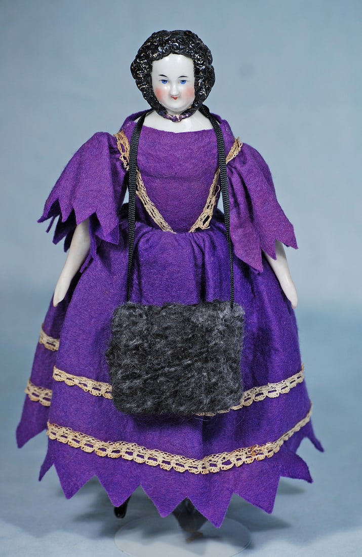 GERMAN PORCELAIN LADY WITH RARE IMPASTO-SCULPTED CAP: 10”. Porcelain shoulderhead with thick sculpted and impasto-painted black hand-pressed cap which encloses all of the head except her face, painted blue eyes, black upper eyeliner, tapered brows,