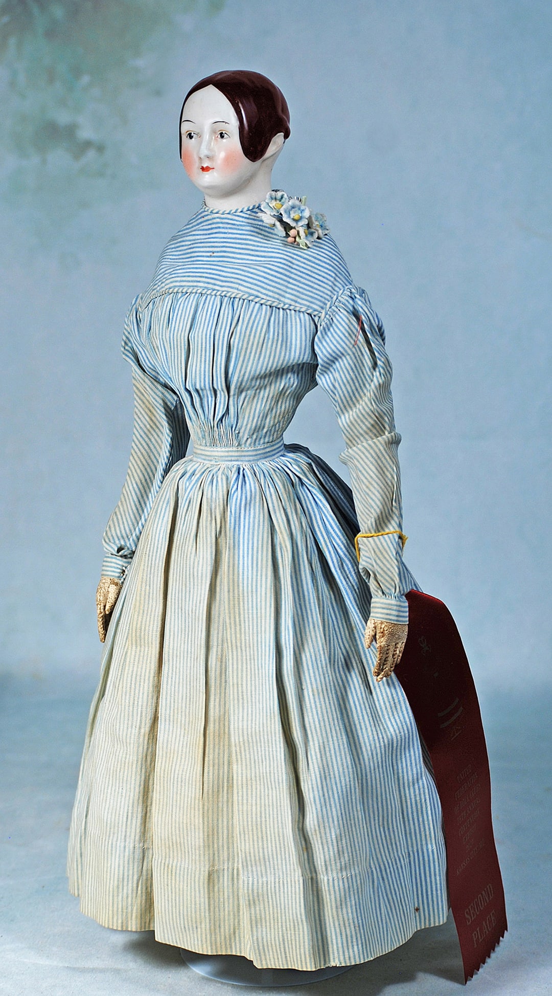 RARE BROWN-HAIRED PORCELAIN LADY WITH CHIGNON IN THE QUEEN VICTORIA MANNER (1 of 2)