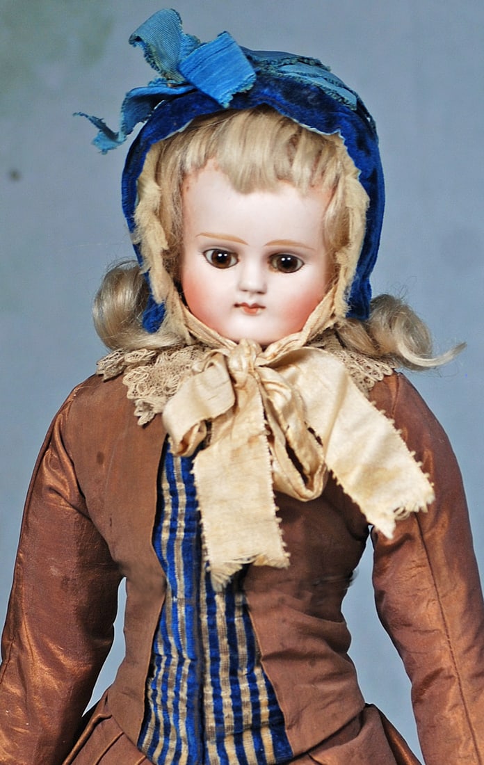 GERMAN BISQUE CLOSED-MOUTH DOLL IN ORIGINAL COSTUME (1 of 2)