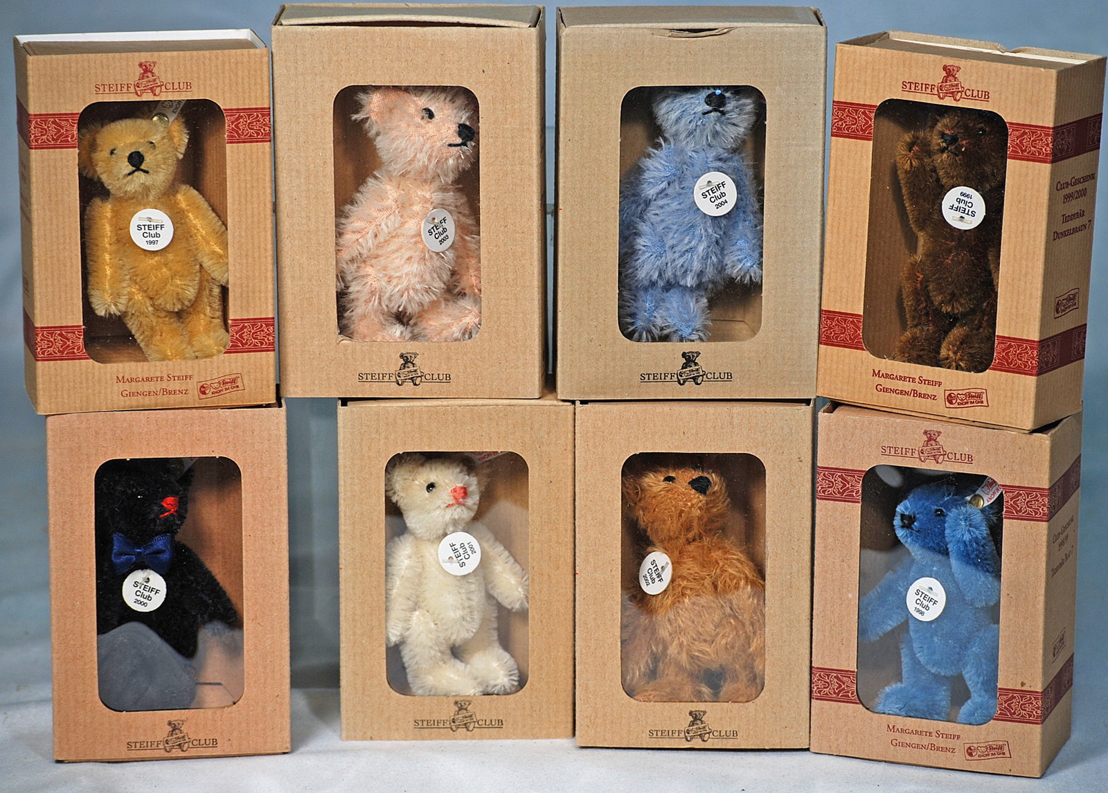 COLLECTION OF EIGHT MINIATURE STEIFF CLUB BEARS. (1 of 1)