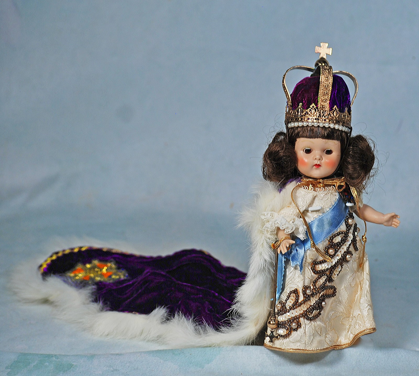 VOGUE GINNY AS CORONATION QUEEN. (1 of 1)