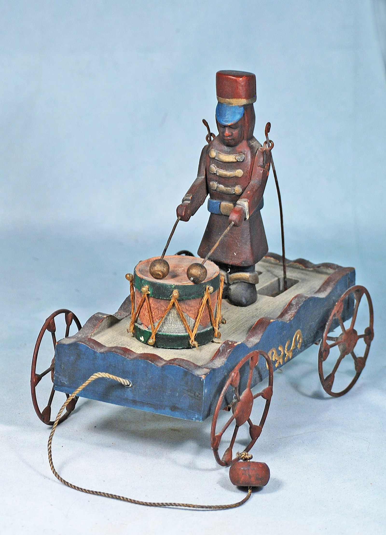 VINTAGE CARVED WOODEN SOLDIER BEATING DRUM PULL TOY (1 of 1)