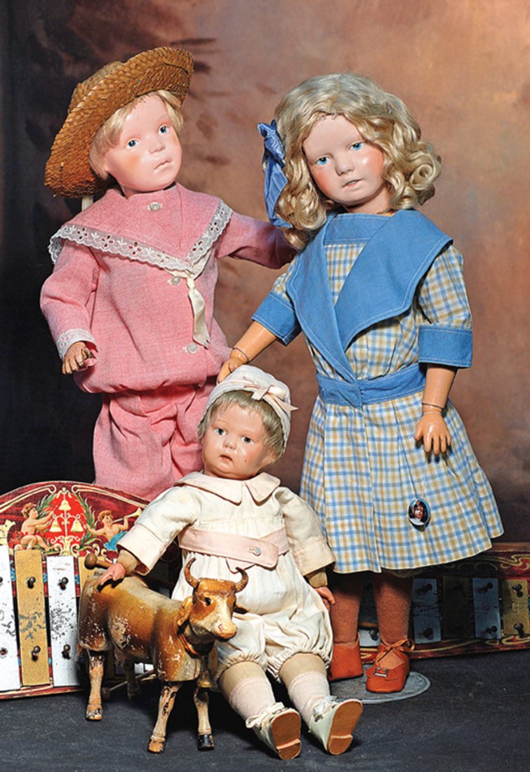 VERY RARE, LARGE SCHOENHUT CHARACTER GIRL, MODEL 315.: VERY RARE, LARGE SCHOENHUT CHARACTER GIRL, MODEL 315. Marks: Incised Schoenhut mark. Carved wooden socket head, spring-jointed wooden body, painted features with deeply-carved intaglio blue eyes, uppe