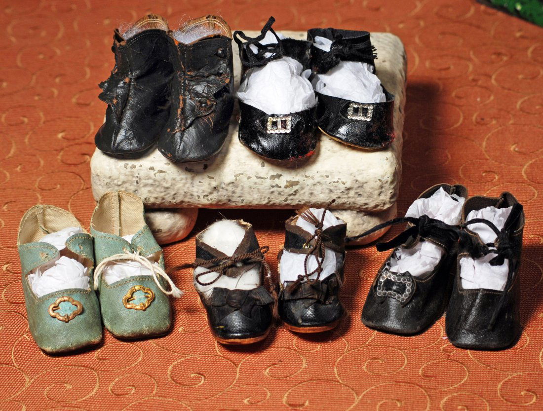 FIVE PAIR OF ANTIQUE DOLL SHOES: FIVE PAIR OF ANTIQUE DOLL SHOES. 3” to 3 ½” length. Leather and leather-cloth shoes/boots, fair condition, some missing buckles and buttons. Estimate: $100/150