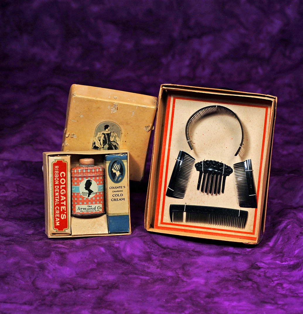 DOLL’S FIVE-PIECE COMB SET & TOILETTE SET IN ORIGINAL (1 of 1)